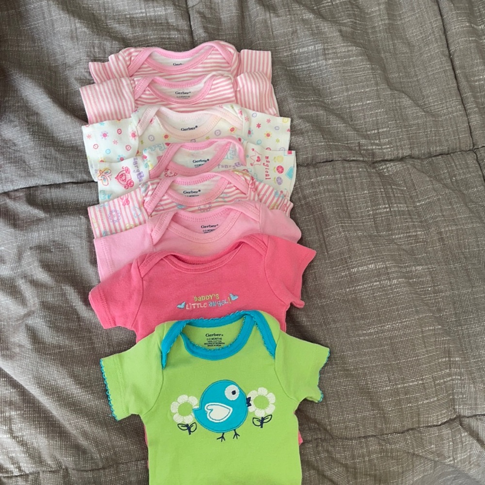 Bundle of 10 pieces Gerber bodysuit & beanies
